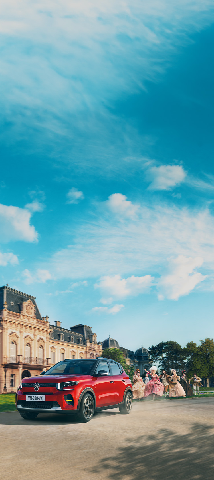 Red C3 and Blue ë-C4 driving