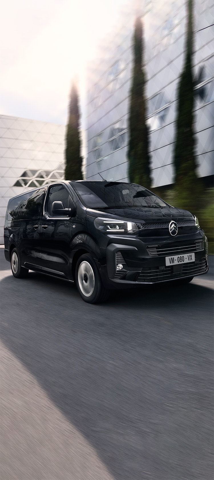 Black ë-SpaceTourer drive on the roads