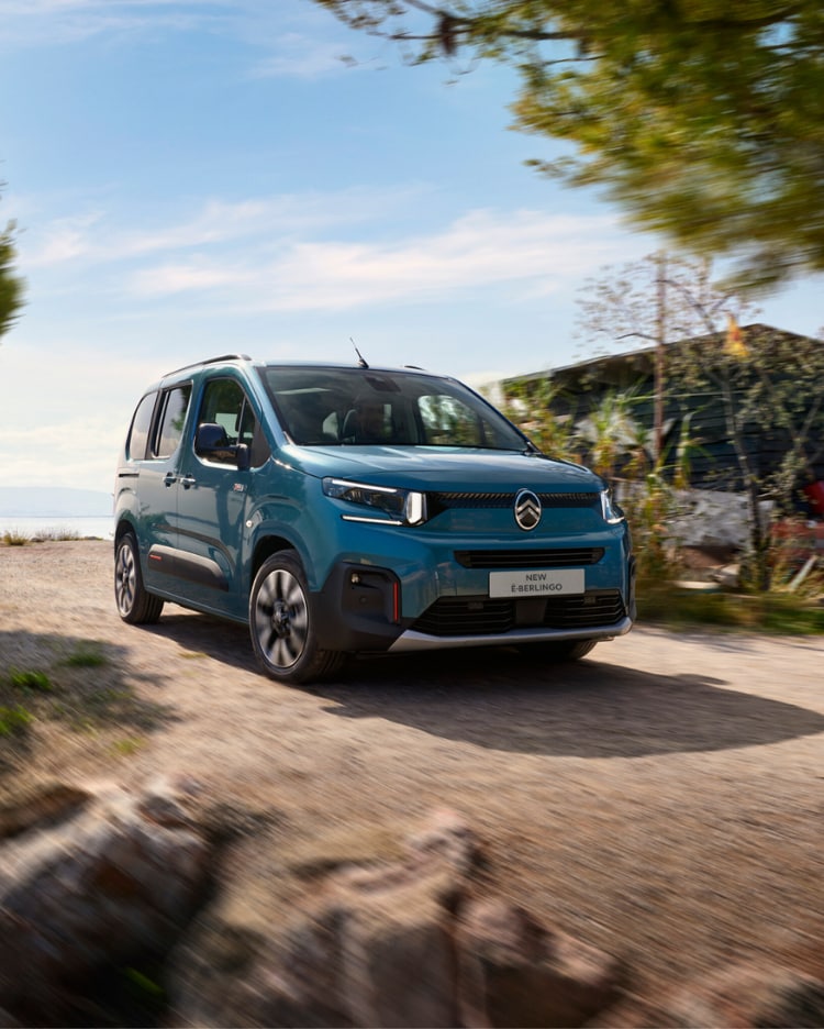 Grand C4 Spacetourer à l'arrêt face à un panorama de la ville